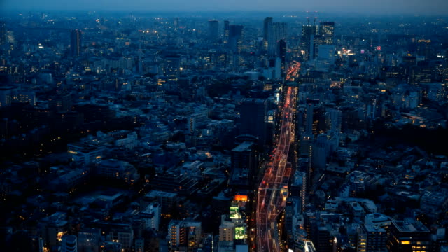Nacht-Zeitraffer-einer-Autobahn-in-Tokio-vom-Hills-Mori-tower