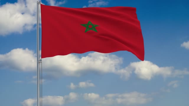 Flagge-von-Marokko-vor-Hintergrund-Wolken-am-blauen-Himmel-schweben