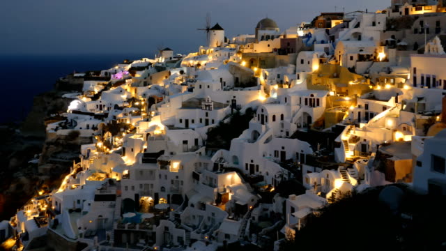 Lapso-hiper-nocturna-de-la-ciudad-de-Oia,-isla-de-Santorini,-Grecia