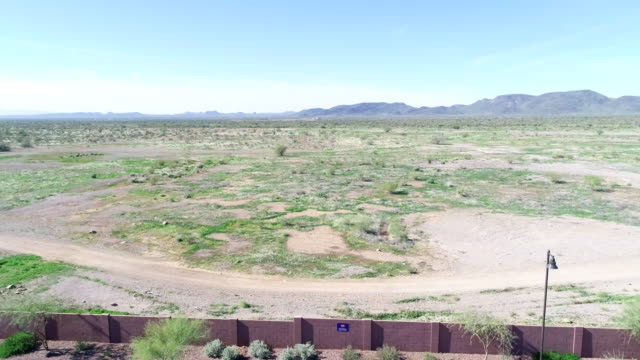 Aerial-Fußball-Feld-aufdecken-von-offenen-Wüste