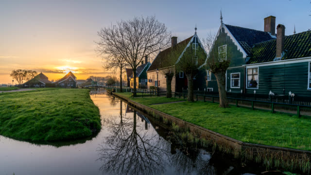 Lapso-de-tiempo-del-amanecer-en-el-pueblo-de-Zaanse-Schans,-timelapse-de-Ámsterdam-Holanda-4K-la-casa-holandesa-tradicional