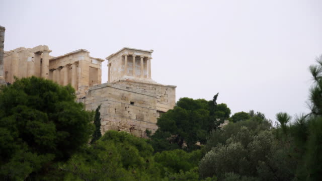 Eingang-auf-der-Athener-Akropolis-mit-Touristen.