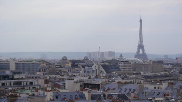 Dächer-von-Paris-mit-Eiffelturm