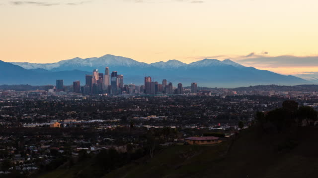 Los-Angeles-und-Schneeberge-bei-Sonnenaufgang-Timelapse