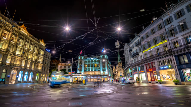 Zurich-Schweiz-Zeitraffer-4K,-Nacht-Stadt-Skyline-Timelapse-und-Straßenbahn-am-Paradeplatz