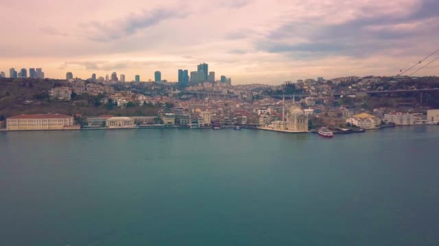 Luftaufnahmen-der-Bosporus-Brücke-und-Kulturstadt-Istanbul