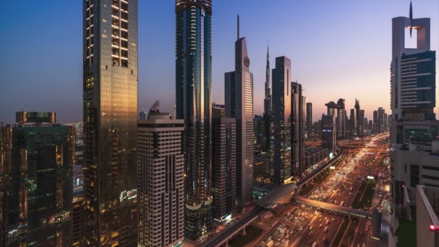 4-K-Zeitraffer---Luftbild-von-modernen-Wolkenkratzern-und-Stadtbild-bei-Sonnenuntergang-in-Dubai.UAE
