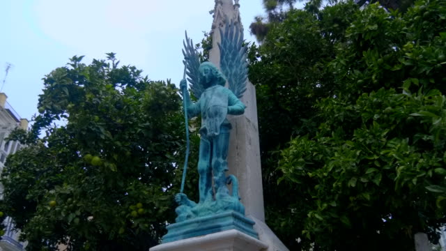 Estatua-de-bronce-de-un-ángel-Guerrero-contra-un-árbol-frutal-en-Valencia,-España