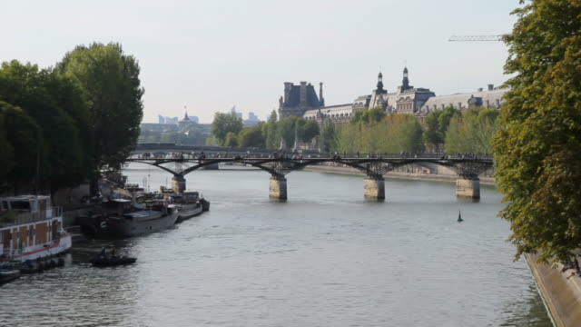 Puente-del-río-Seine,-París-(HD
