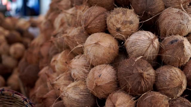 Pila-de-cocos-en-el-mercado-de-verduras-de-Indonesia