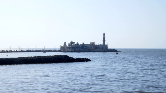 Vista-distante-de-edificio-/-monumento-en-medio-del-mar-de-Bombay.