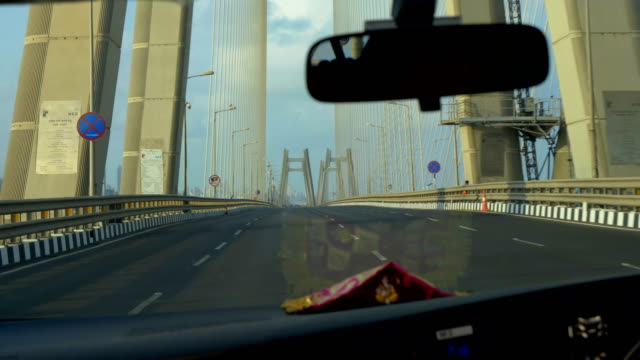Blick-auf-die-Straße-auf-Mumbai-Bandra-Worli-Seeverbindungsbrücke-von-der-Windschutzscheibe-des-Autos.