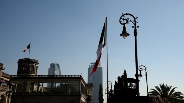 Bandera-mexicana-ondeando,-skyline