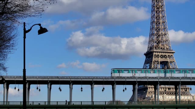 Tren-del-Metro-(recorrido-de-la-torre-Eiffel,-París,-Francia
