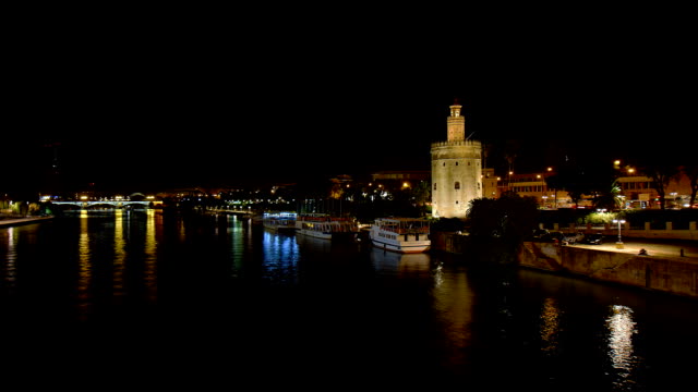 Vista-nocturna-del-río-en-Sevilla-(España).-Timelapse.