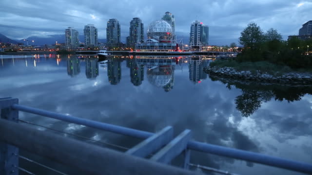 Falso-Creek-amanecer,-Vancouver,-dolly-shot