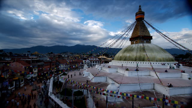 Menschenmenge-gehen-im-Uhrzeigersinn,-um-den-Tempel-in-Kathmandu,-Nepal