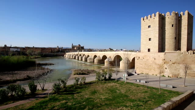 Córdoba,-España-ciudad-del-puente-romano-y-a-la-mezquita-Catedral.