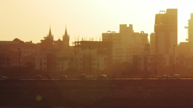 Mumbai-Verkehr-bei-Sonnenuntergang.