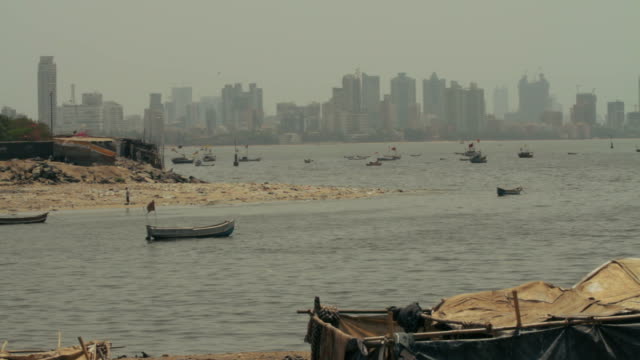 Boats-in-the-Mumbai-bay,-with-city-skyline.