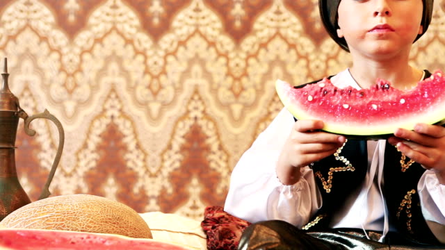 Little-Padishah-greedily-eats-ripe-watermelon