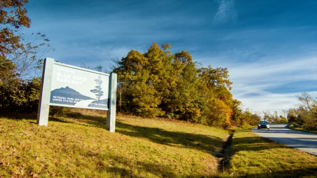 Entrada-de-Blue-Ridge-Parkway,-cerca-de-la-ciudad-de-Asheville,-Carolina-del-Norte,-en-otoño