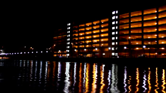 City-lights-Reflektionen-auf-dem-Wasser