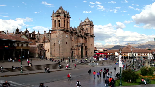 Plaza-De-Armas-Pointing-At-Cathedral-With-Foot-Traffic