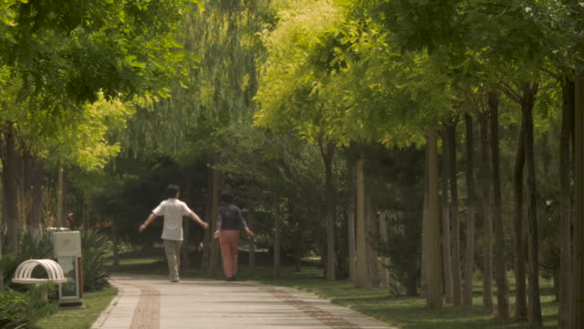 Gente-caminando-y-ejercite-en-China-Park