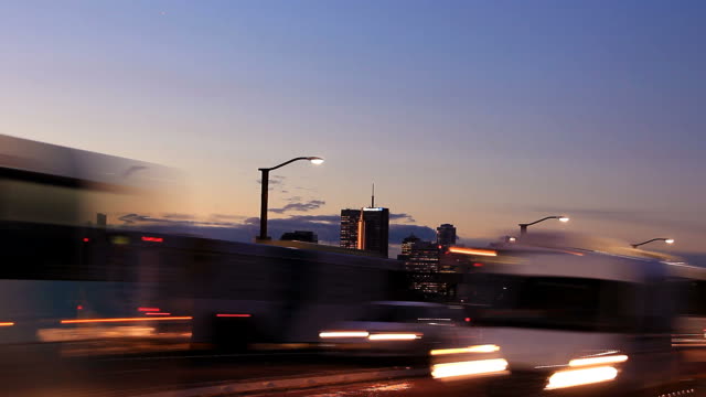 Commuter-de-congestión-del-tráfico-de-calle-de-la-ciudad-de-noche-hora-pico-de-tráfico-de-lapso-de-tiempo-de