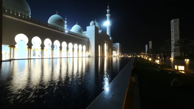 Mezquita-de-luz-de-noche-lapso-de-tiempo-de-abu-dhabi,-Emiratos-Árabes-Unidos