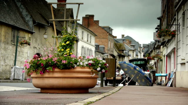 Flea-market-en-un-pequeño-pueblo-en-la-sala-Normandy,-Francia
