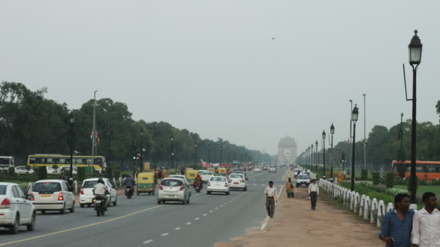 Lapso-de-tiempo-de-disparo-de-tráfico-en-calle-de-la-ciudad,-la-puerta-de-la-India,-en-Nueva-Delhi,-India
