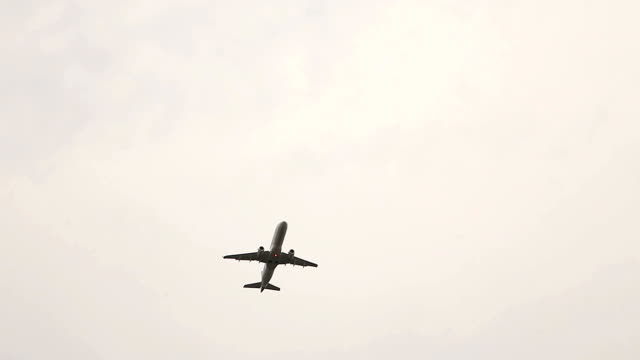 Airplane-Take-Off-at-the-Airport