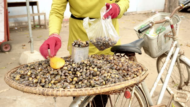 clam-seller-on-the-street