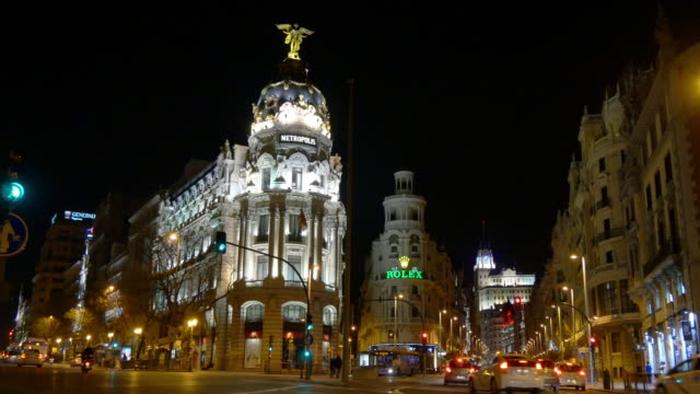 Spanien-gran-via-madrid-bei-Nacht-Metropole-hotel,-building-4-K