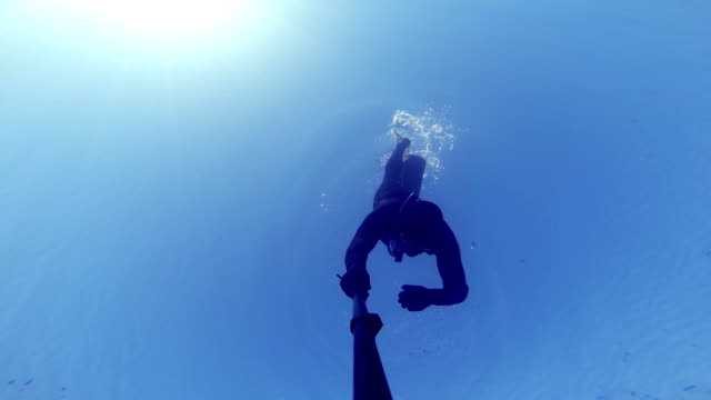 Diving-at-20m-Deep-and-Equalizing.