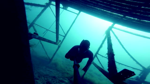 Freediver-Erkunden-einer-großen-Unterwasser-Struktur