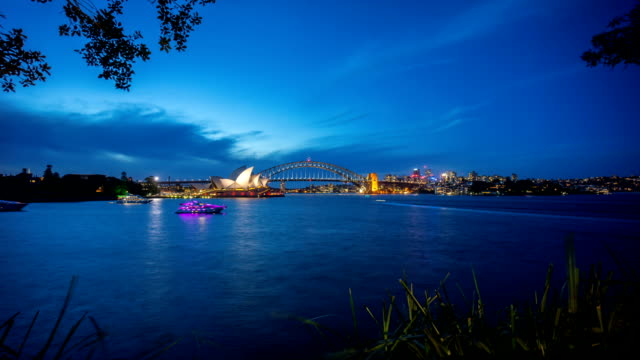 Zeitraffer-von-Tag-zu-Nacht-blaue-Stunde-in-Sydney-Oper-Haus,-Ansicht-von-Königliche-Botanische-Gärten.