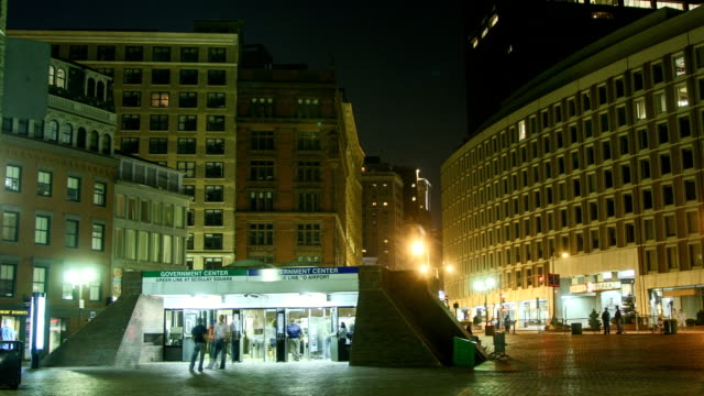 Nacht-Zeitraffer-von-einer-geschäftigen-u-Bahnstation-in-der-Innenstadt-von-Boston.