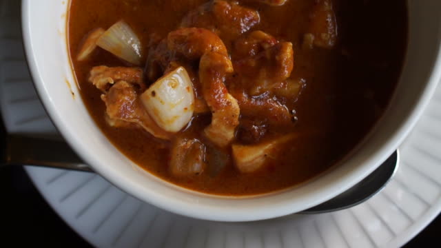 Comida-de-la-India.-Curry-y-naan-panqueque-sabor-de-harina-y-ajo