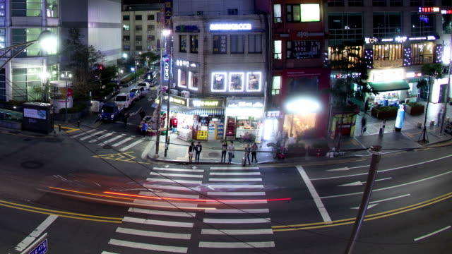 Timelapse-of-cars-and-pedestrians-traffic-on-night-road-in-Seoul,-South-Korea