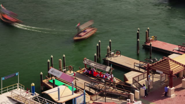 Dubai-Tag-leichte-Deira-Creek-Touristenboot-Parkplatz-4-k-Zeit-verfallen-Vereinigte-Arabische-Emirate
