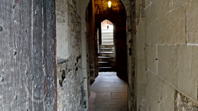 Un-pasillo-interior-de-la-torre-de-Londres
