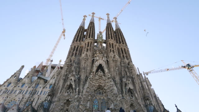 La-Sagrada-Familia-Antoni-Gaudi-Barcelona-Camera-Car