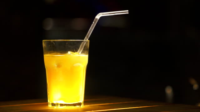 Primer-plano-de-hielo.-Alcohol-de-ron-y-jugo-de-mango.