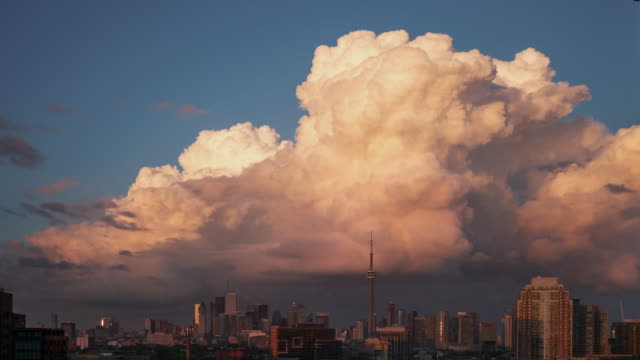 Bewölkten-Sonnenuntergang---Toronto-Skyline-Timelapse