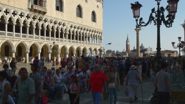 italy-venice-city-summer-sunset-ducale-palace-square-bay-crowded-panorama-4k