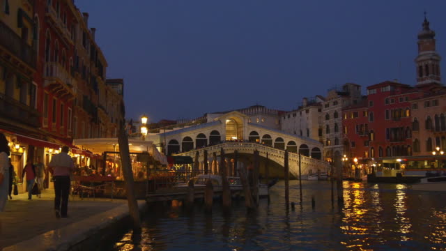 Italia-la-noche-iluminación-Venecia-ciudad-famoso-gran-canal-rialto-puente-panorama-4k