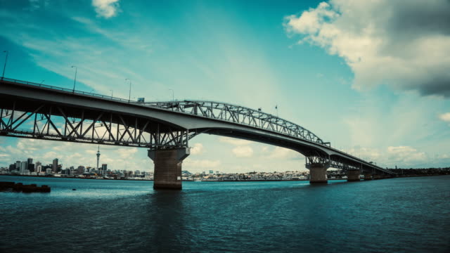 Tiempo-lapso-Auckland-Harbour-Bridge-que-refleja-en-Westhaven-Marina-en-Auckland
